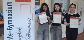 Lavanja Chandra, Nisa Colak und Svilla Joro Namo aus dem Wahlpflichtkurs Biologie/Chemie der Jahrgangsstufe 10 präsentieren ihren Urkunden.