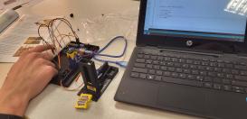 In einem der beiden Workshops wurde eine Spenderbox für Kaubonbons gefräst und programmiert.