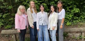 Angelika Umerle (Ausbildungsbeauftragte), Antonia Begemann (Englisch, Sport), Pauline Fröhlich (Englisch, Kunst), Yasemin Vildan Yildirim (Sport, Biologie) und Dagmar Sixdorf (Ausbildungsbeauftragte) (v.l.n.r.).