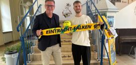 Schulleiter Christian Fischer und Eintracht-Jugendkoordinator Rafahel Blesch