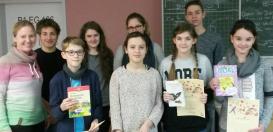 Die Teilnehmer und Jurymitglieder des Lesewettbewerbs 2016 mit Sieger Luis Ahring im Vordergrund