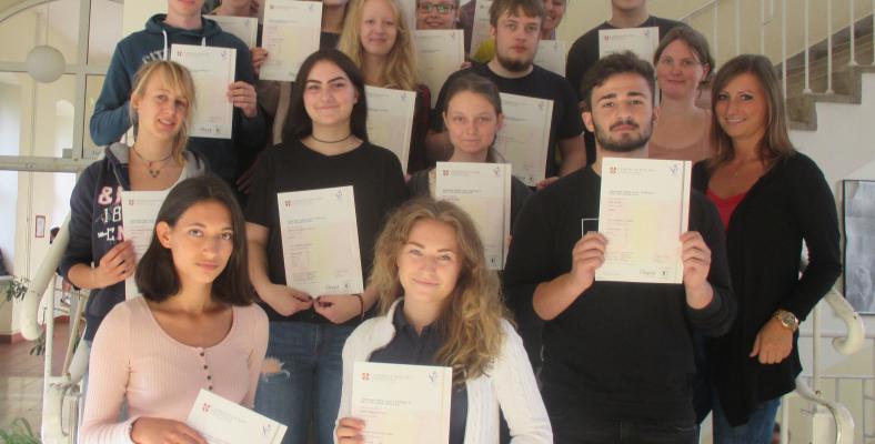 Alle 20 Schülerinnen und Schüler der Cambridge-AG dürfen sich über die Cambridge- Zertifikate freuen. (Es fehlen Antonia Fröhlich, Gian-Luca Muschong und Annika Rudlof)