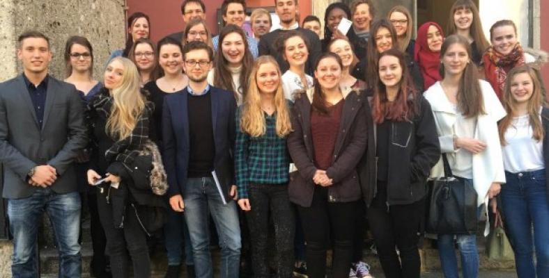 Gruppenfoto vor dem Schauspiel Essen