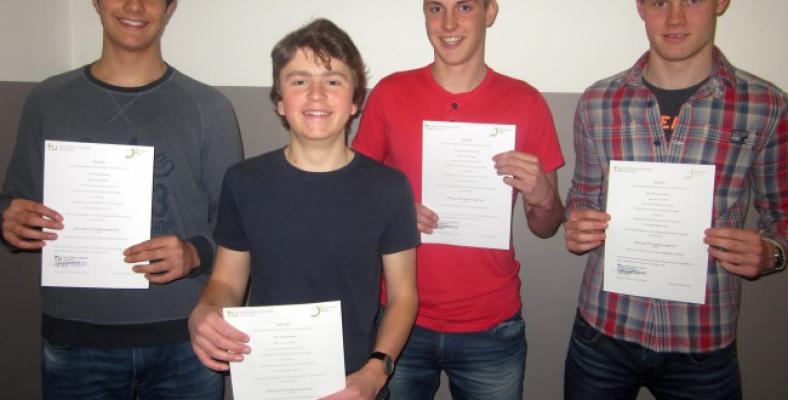 Die stolzen Studenten mit ihren Seminarscheinen – Alle vier Schülerstudenten haben die Abschlussklausur mit Bravour bestanden!