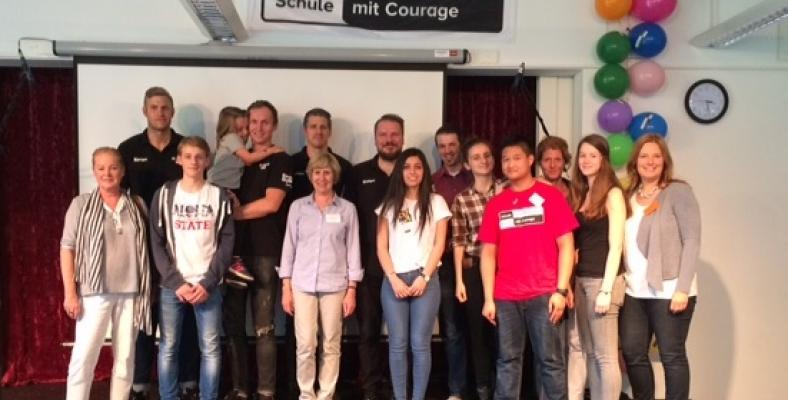 Die Schülervertretung mit Schulleiterin Frau Meyer, Frau Geisenberger vom Netzwerk Schulen ohne Rassismus sowie Profispielern des Projektpaten VfL Eintracht Hagen