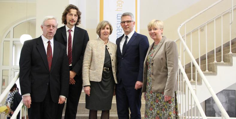 von links: LRSD Thomas Daub, stellv. Schulleiter StD Arne Hennemann, Schulleiterin OStD' Jutta Meyer, Oberbürgermeister Erik O. Schulz und LMR' Susanne Blasberg-Bense