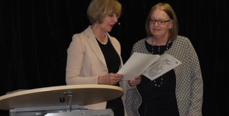 Frau Meyer und Frau Kannengießer bei der Übergabe der Urkunde.