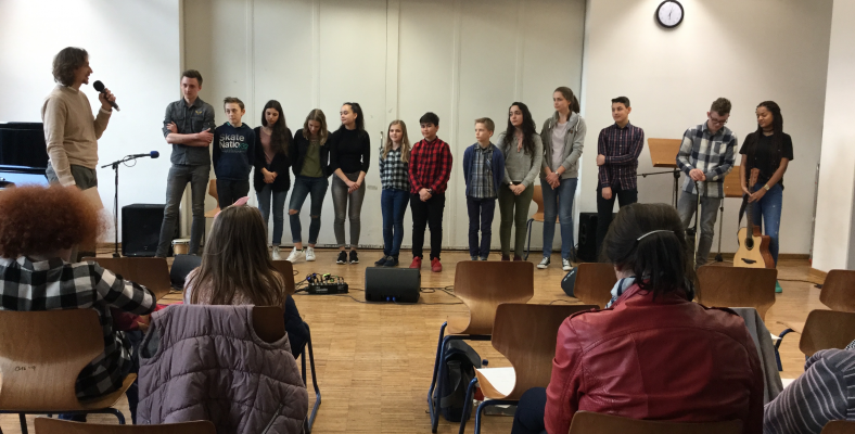Herr Hennemann bedankt sich bei den Musiksolisten des Fichte-Gymnasiums für die tollen musikalischen Beiträge.