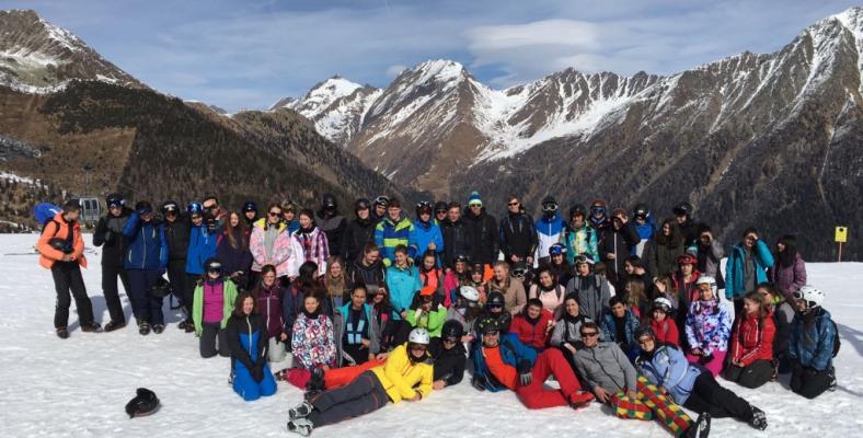 Skifahrer der Jahrgangsstufe 8 vor einem herrlichen Bergpanorama in Südtirol