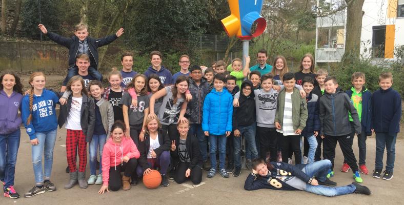 Die Klasse 5b und die Tutoren vor dem neuen Surprise-Korb