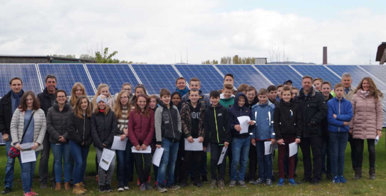 Die Klasse 7b vor der Photovoltaikanlage