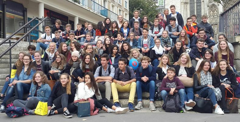 Schülerinnen und Schüler des Fichte-Gymnasiums in Frankreich, hier mit ihren Austauschschülern in Rouen