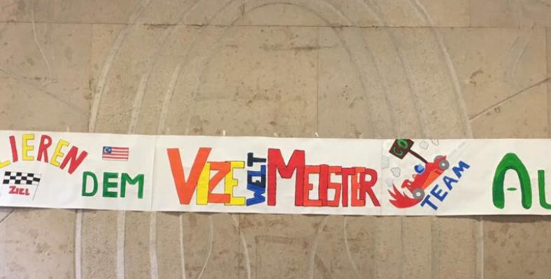 Begrüßung der Vizeweltmeister um das Team Aurora im Lichthof des Fichte-Gymnasiums.