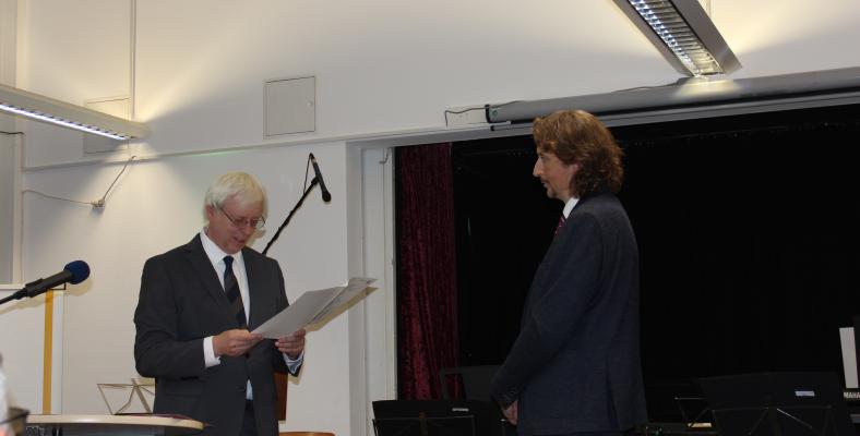 Herr Daub und Herr Hennemann bei der Verlesung der Urkunde.