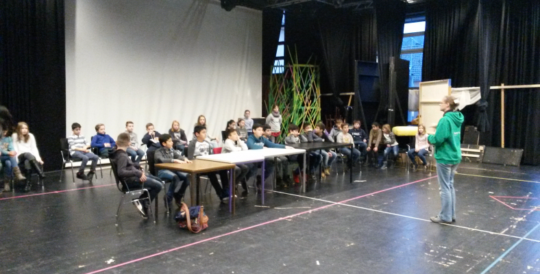 Klasse 5c wird Patenklasse für das Jugendtheaterstück „Der Junge mit dem Koffer“