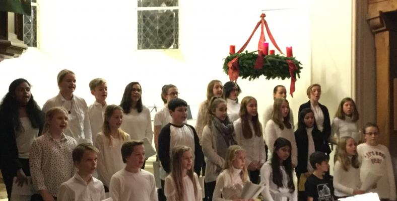 Der Chor auf dem Adventskonzert in der evangelisch-reformierten Kirche.
