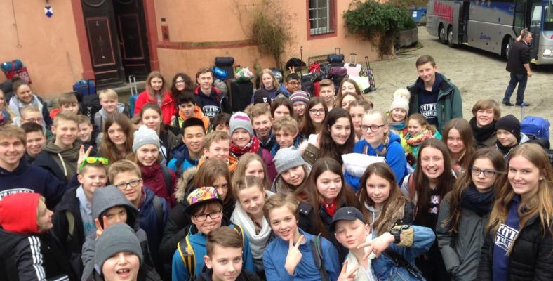 Die Gruppe kurz nach der Ankunft vor der Burg Waldmannshausen