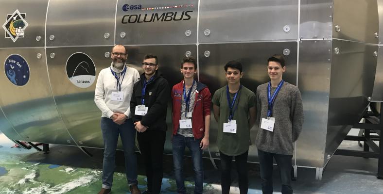 Tas Team Rise des Fichte-Gymnasiums vor einem Nachbau der europäischen Forschungskapsel COLUMBUS, die einen Teil der internationalen Raumstation (ISS) bildet.