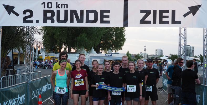 Die Fichte-Marathon-Rookies beim Gruppenfoto im Zieleinlauf des Kölner Nachtlaufs.
