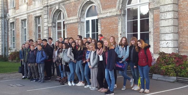 Die Gruppe bei der Ankunft am Lycée Saint-Pierre, wo bereits ein kleiner Imbiss wartete.