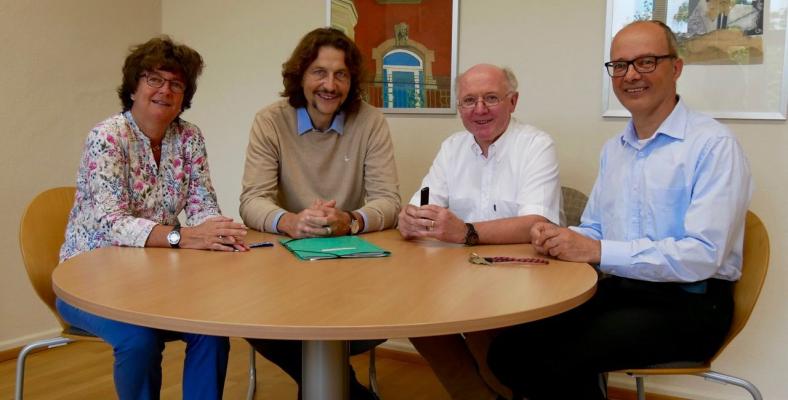 Von links: Gabriele Kemper (stellvertretende Schulleiterin Ricarda-Huch-Gymnasium), Arne Hennemann (Schulleiter Fichte-Gymnasium), Dr. Wolfgang Riechmann (stellvertretender Schulleiter Fichte-Gymnasium), Stefan Völker (Schulleiter Ricarda-Huch-Gymnasium)