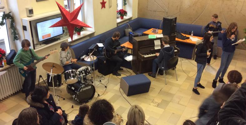 Auftritt der Schulband im Lichthof