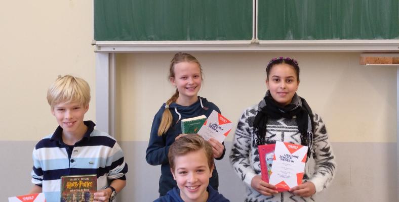 Die Teilnehmer des diesjährigen Vorlesewettbewerbs präsentieren stolz ihre Urkunden.