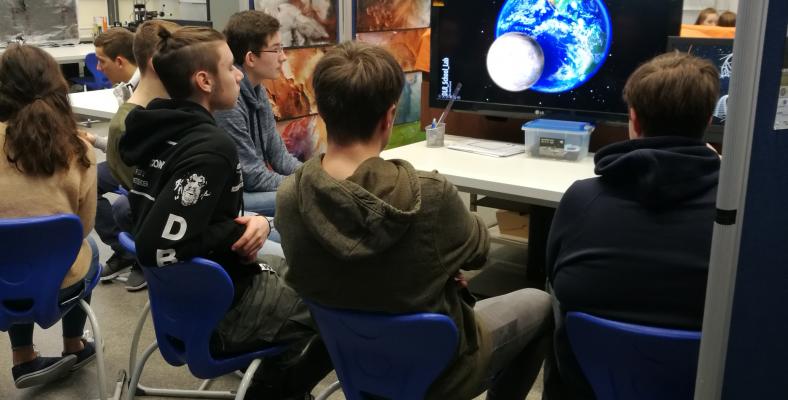 Die Schülerinnen und Schüler im DLR School Lab an der Technischen Universität Dortmund.