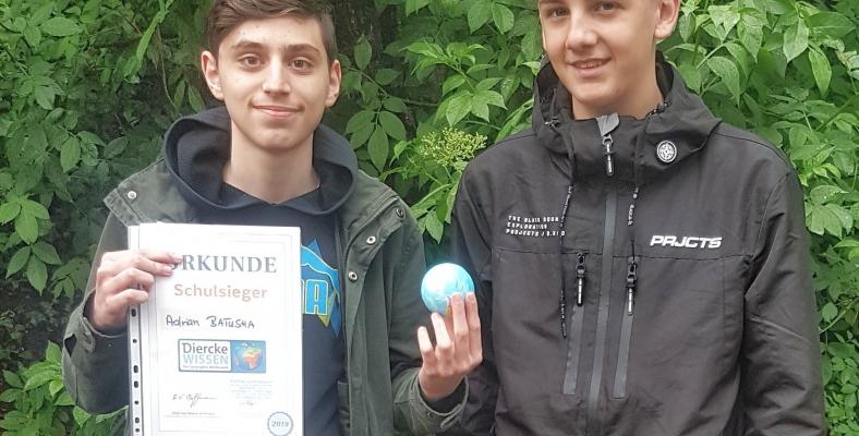 Erfolgreich beim "Diercke-Wissen" Wettbewerb: Schulsieger Adrian Batusha und Jarvis Moneke (2. Platz)
