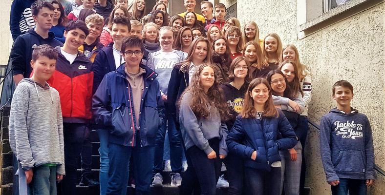Die Austauschschülerinnen und -schüler aus Frankreich zusammen mit ihren Gastschülerinnen und -schülern.