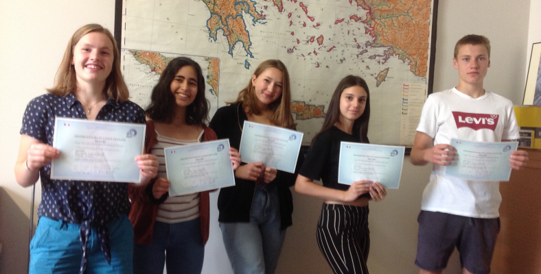 Die Teilnehmerinnen und Teilnehmer am diesjährigen DELF-Kurs von links nach rechts: Randi Röspel, Fatma Gürel, Neele Bernhofen, Elisa Krasnici und Jannik Lönne