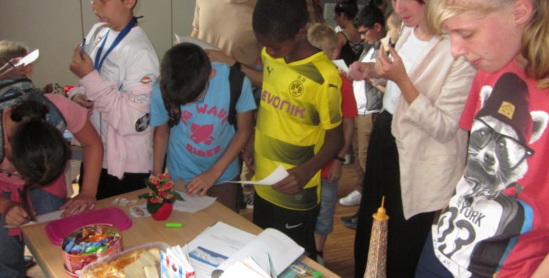 Während der Pause konnten sich die Zuschauer an eigens eingerichteten Infoständen weitergehend über die Themen aus den Vorträgen informieren.