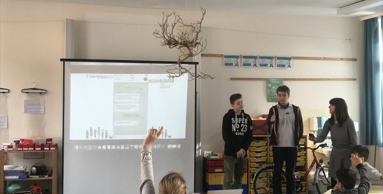 Medienscouts des Fichte-Gymnasiums halten in einer vierten Klasse der Goldbergschule eine Unterrichtsstunde zum Thema Medien - mit dabei der Radiosender WDR 5.