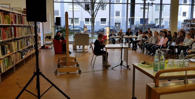 Der Stadtentscheid des Vorlesewettbewerbs fand wie die letzten Jahre erneut in den Räumlichkeiten der Stadtbücherei Hagen statt.