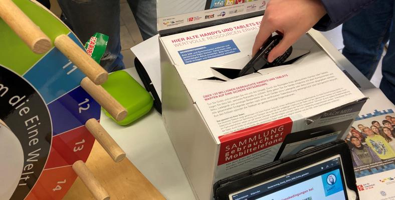 In einer gemeinsamen Aktion sammelten Fichte-Schülerinnen und -schüler alte Handys zur Wiederverwendung oder -verwertung.