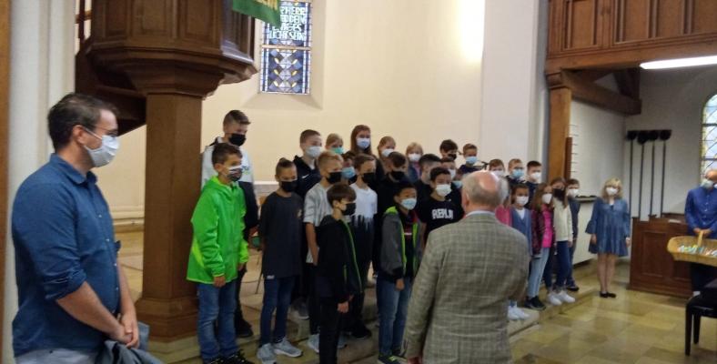 Die Einschulungsfeier der neuen Fünftklässler fand im feierlichen Rahmen in der ev.-ref. Kirche am Bergischen Ring statt.