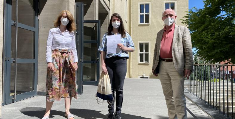 von links: Wettbewerbsbeauftragte Kathrin Stolz, Preisträgerin Ekaterina Garabetova und stellv. Schulleiter Dr. Wolfgang Riechmann