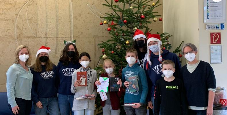 Die Teilnehmerinnen und Teilnehmer am diesjährigen Vorlesewettbewerb zusammen mit den Mitgliedern der Jury.