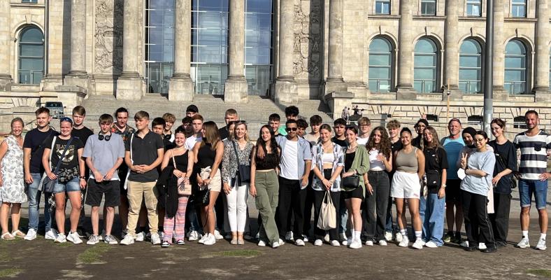 Die Teilnehmerinnen und Teilnehmer der Berlinfahrt vor dem Bundestag.
