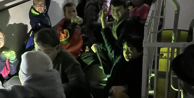 Nachts allein in der dunklen Schule. Nur Taschenlampen waren am Vorleseabend am Fichte-Gymnasium erlaubt.