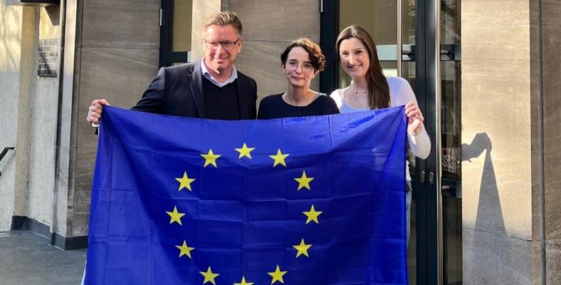 Das Foto zeigt (v.l.n.r.) Schulleiter Christian Fischer, Erasmus-Koordinatorin Dr. Elisa Mintert-Jancke, Französisch- und Spanisch-Lehrerin Theresa Tebbe