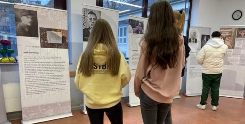 Vom 24. Januar bis 2. Februar gastierte am Fichte-Gymnasium eine Wanderausstellung, in der Menschen biographisch vorgestellt wurden, die von der nationalsozialistischen Militärjustiz verfolgt wurden.