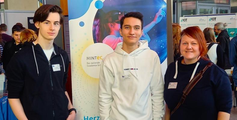 Timo, Miguel und Frau Thißen auf dem Bildungsmarkt im MDC