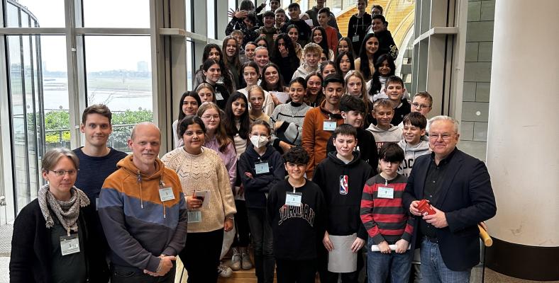 Der siebte Jahrgang des Fichte-Gymnasiums besuchte den Landtag des Bundeslands NRW in Düsseldorf.