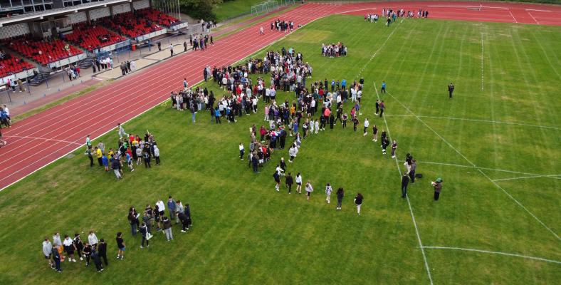 Am 2. Juni 2023 fanden am Fichte-Gymnasium die jährlichen Bundesjugendspiele im Ischelandstadion statt. (Fotos von Miguel Bahn, Q1, und Atonio Bongiorno)