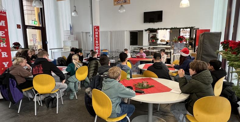 In der weihnachtlich dekorierten Mensa durften Mitschülerinnen und Mitschüler aus den 6. Klassen am Vorlesewettbewerb teilnehmen.