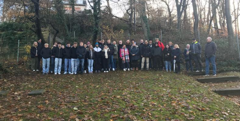 Zuerst besuchten die Schülerinnen und Schüler der Q2 den selten für die Öffentlichkeit zugänglichen jüdischen Friedhof in Hohenlimburg. 
