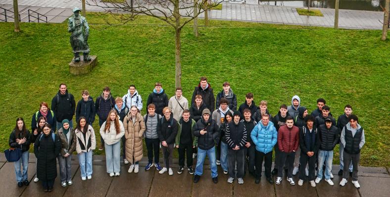 Kurz vor den Osterferien führten die beiden Q2 Erdkunde-LKs von Herrn Höngen und Frau Thißen eine Exkursion nach Dortmund durch.