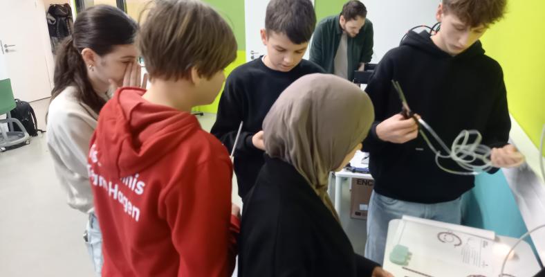 Die Klasse 9a beim Projekt ,,Umformtechnik - Gemeinsam an einem Strang ziehen!“ im Technikzentrum Hagen teil.