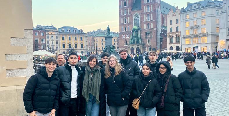 Vom 9. bis 13. Februar 2025 unternahmen Schüler*innen der Stufe Q2 eine Gedenkstättenfahrt nach Auschwitz.